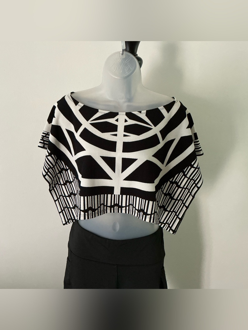 Women’s Black & White Aztec Print Cropped Poncho Top – Small – NWT